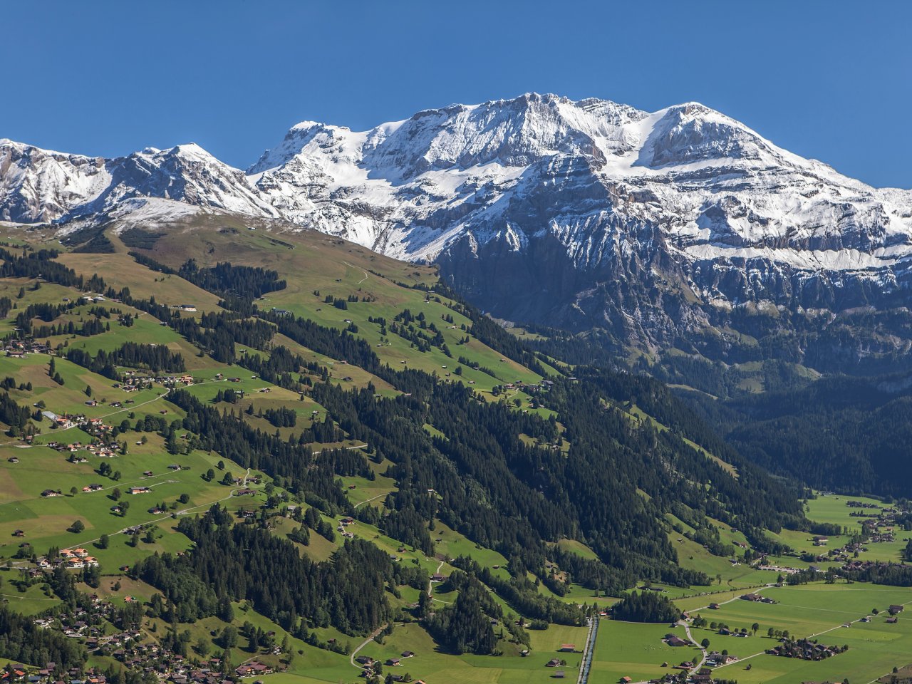 Hier steht eine Beschreibung dessen, was auf dem Bild zu sehen ist, für Menschen, die nichts sehen können. 